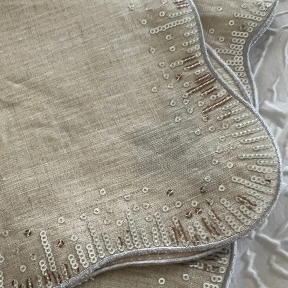 NWT KIM SEYBERT SEQUIN SPRAY NAPKINS BEIGE LINEN AND SEQUINS SET OF 2